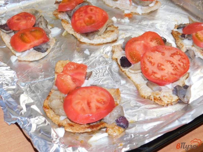 Фото приготовление рецепта: Свиные отбивные с грибами и помидорами в духовке шаг №4