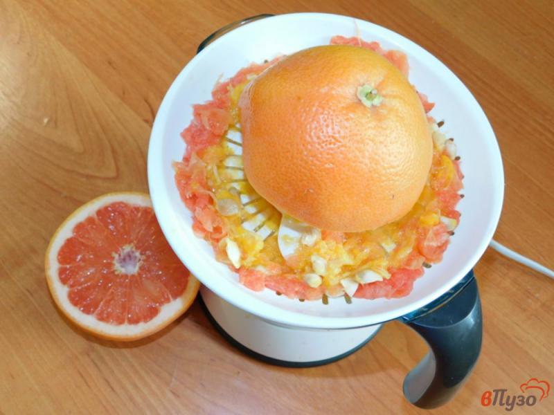 Фото приготовление рецепта: Коктейль из грейпфрута с мятой шаг №3