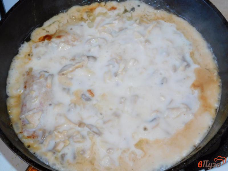Фото приготовление рецепта: Свинина в сливочно-грибном соусе шаг №4