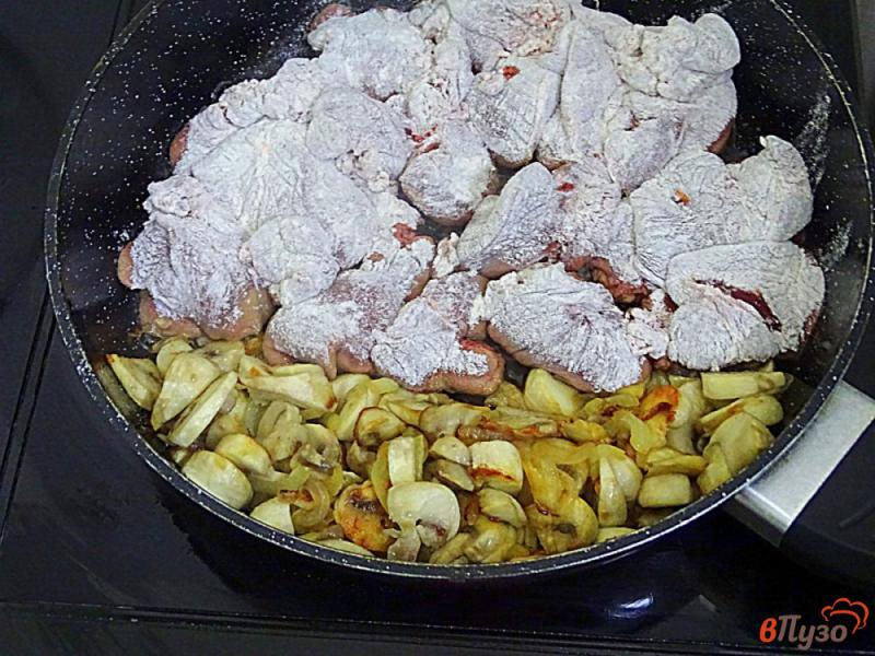 Фото приготовление рецепта: Куриная печень с грибами в сметанном соусе шаг №7