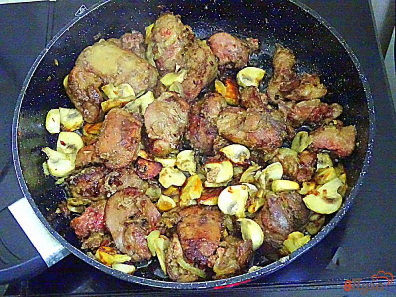 Фото приготовление рецепта: Куриная печень с грибами в сметанном соусе шаг №8