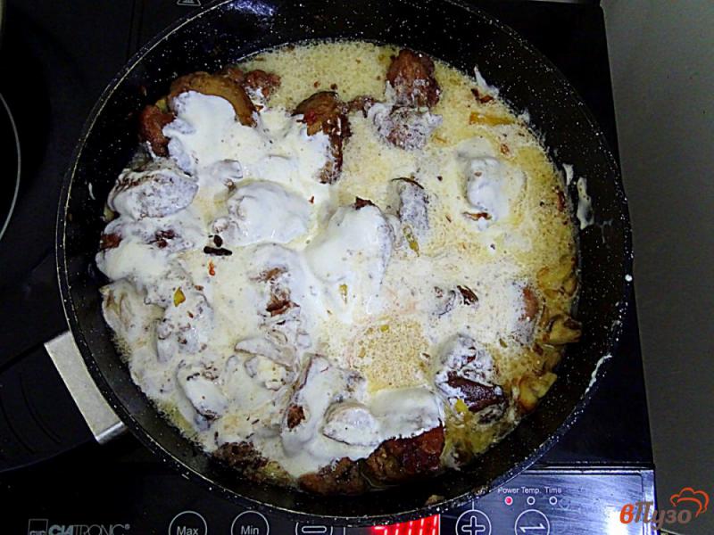Фото приготовление рецепта: Куриная печень с грибами в сметанном соусе шаг №9