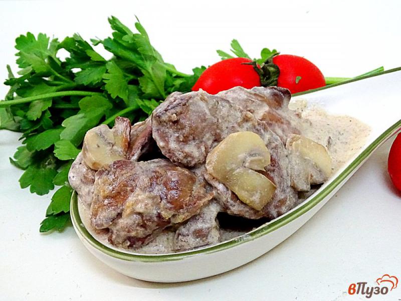 Фото приготовление рецепта: Куриная печень с грибами в сметанном соусе шаг №11