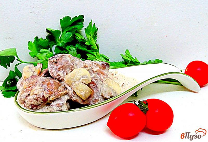 Фото приготовление рецепта: Куриная печень с грибами в сметанном соусе шаг №12