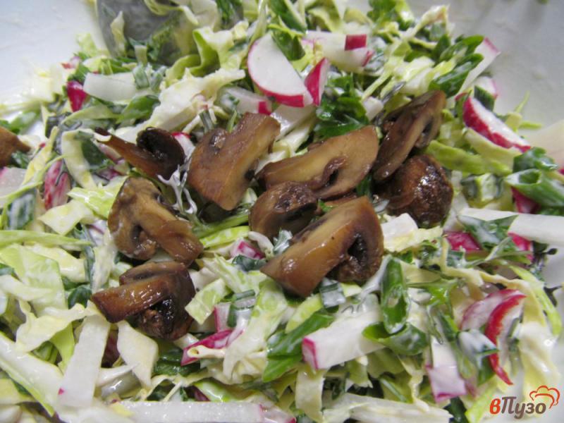 Фото приготовление рецепта: Салат из капусты с редисом и маринованным шампиньоном шаг №4