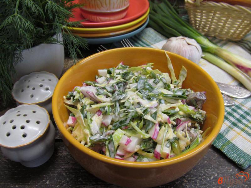 Фото приготовление рецепта: Салат из капусты с редисом и маринованным шампиньоном шаг №5