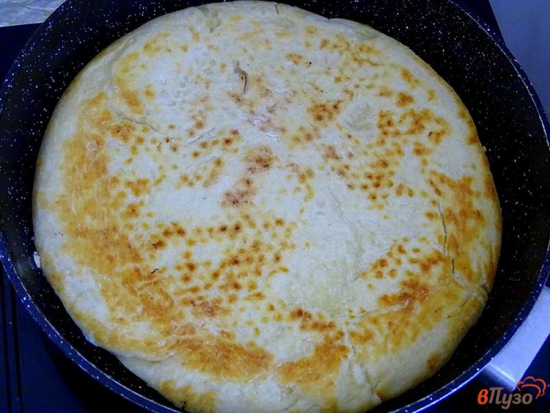 Фото приготовление рецепта: Открытый пицца-пирог на сковороде шаг №11