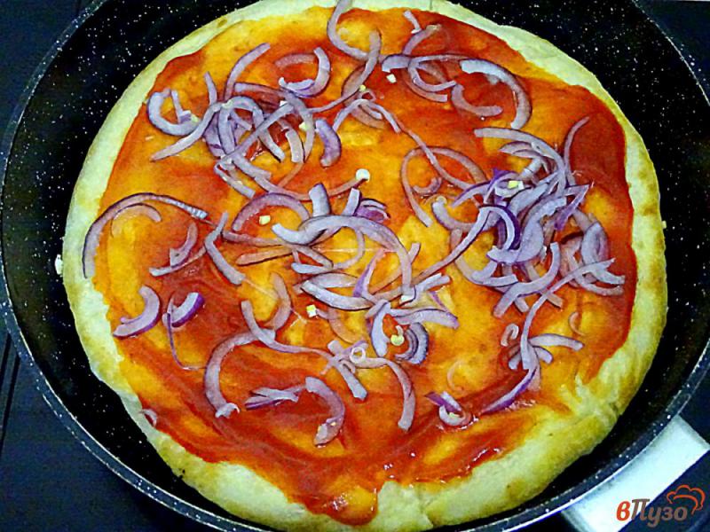 Фото приготовление рецепта: Открытый пицца-пирог на сковороде шаг №12