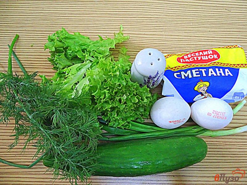 Фото приготовление рецепта: Салат из огурца, зелени и яйца шаг №1