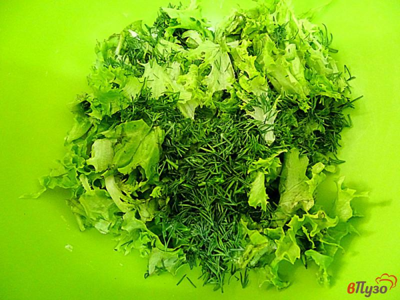 Фото приготовление рецепта: Салат из огурца, зелени и яйца шаг №4