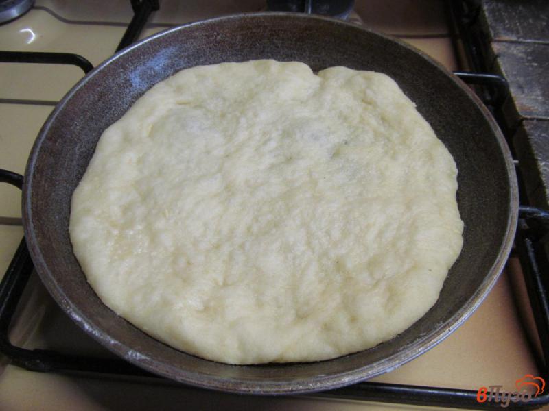 Фото приготовление рецепта: Пицца с моцареллой и розмарином шаг №5