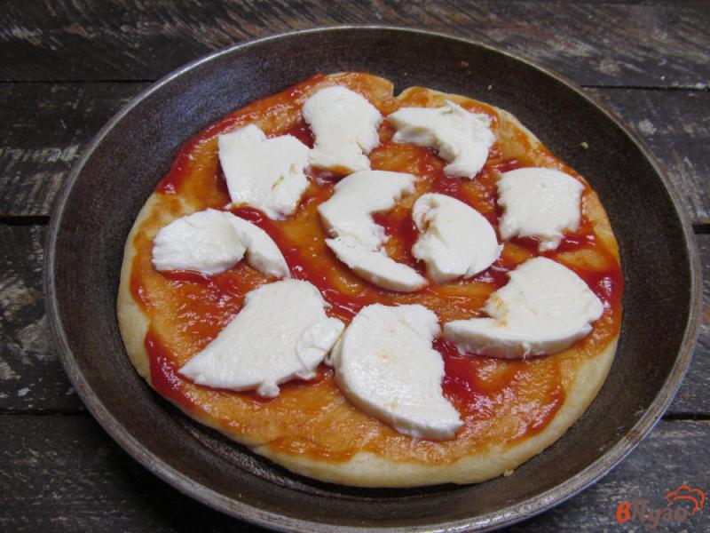 Фото приготовление рецепта: Пицца с моцареллой и розмарином шаг №8
