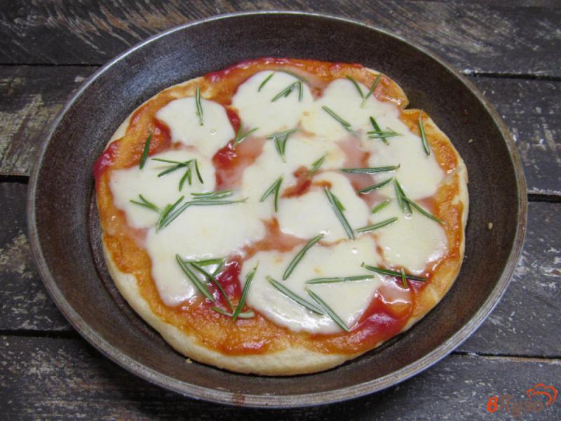 Фото приготовление рецепта: Пицца с моцареллой и розмарином шаг №9