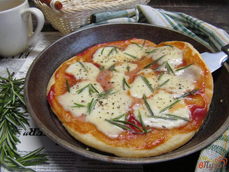 Фото приготовление рецепта: Пицца с моцареллой и розмарином шаг №10