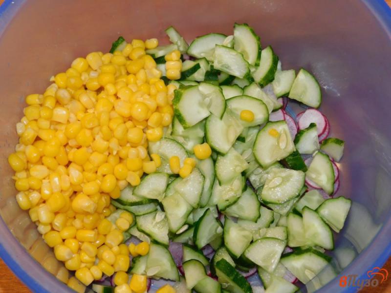 Фото приготовление рецепта: Салат из редиса с кукурузой шаг №2