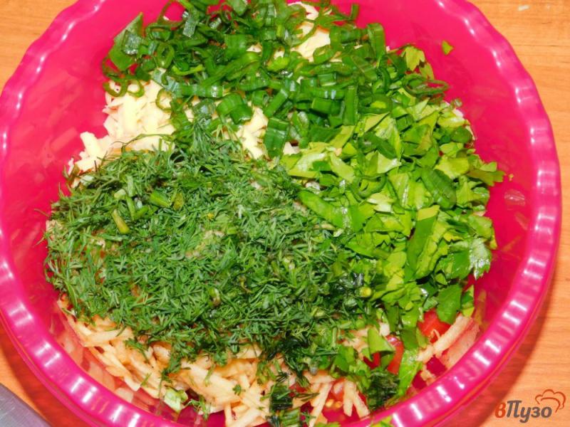 Фото приготовление рецепта: Салат с яблоками, помидорами и зеленью шаг №4