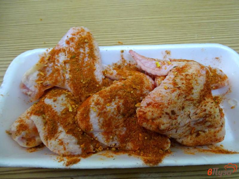 Фото приготовление рецепта: Куриные крылыщки запеченные в духовке шаг №2