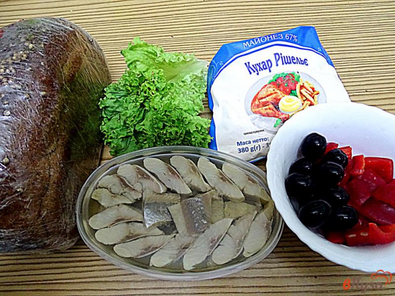 Фото приготовление рецепта: Бутерброды с сельдью, перцем и маслинами шаг №1