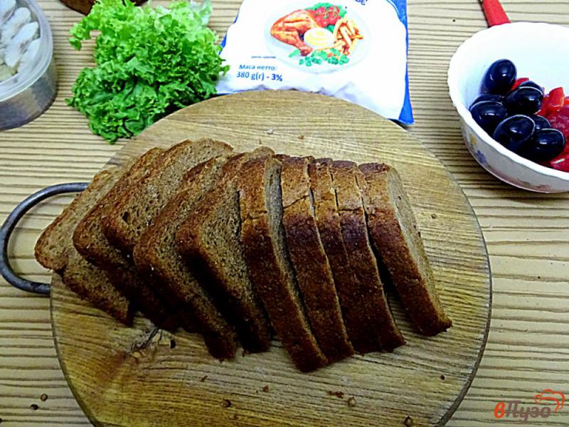 Фото приготовление рецепта: Бутерброды с сельдью, перцем и маслинами шаг №2