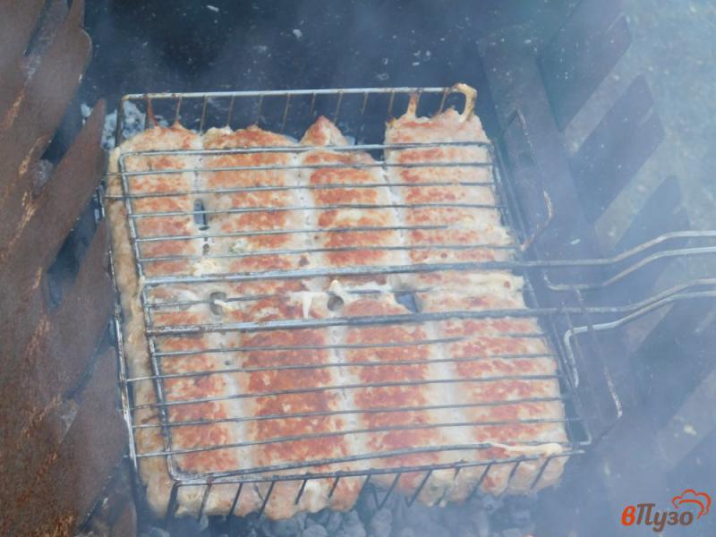 Фото приготовление рецепта: Рулеты из свинины с грибной начинкой на углях шаг №5