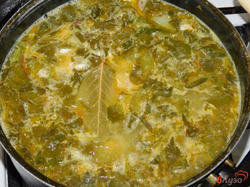 Фото приготовление рецепта: Суп из кролика с щавелем и яйцом шаг №4