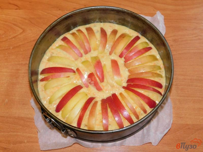 Фото приготовление рецепта: Яблочный пирог с орехами и морковью шаг №4
