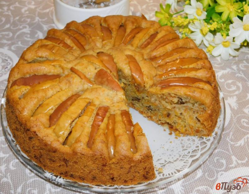 Фото приготовление рецепта: Яблочный пирог с орехами и морковью шаг №5