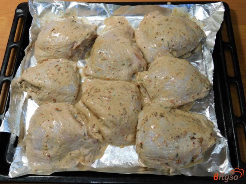 Фото приготовление рецепта: Куриные бедрышки в духовке шаг №3