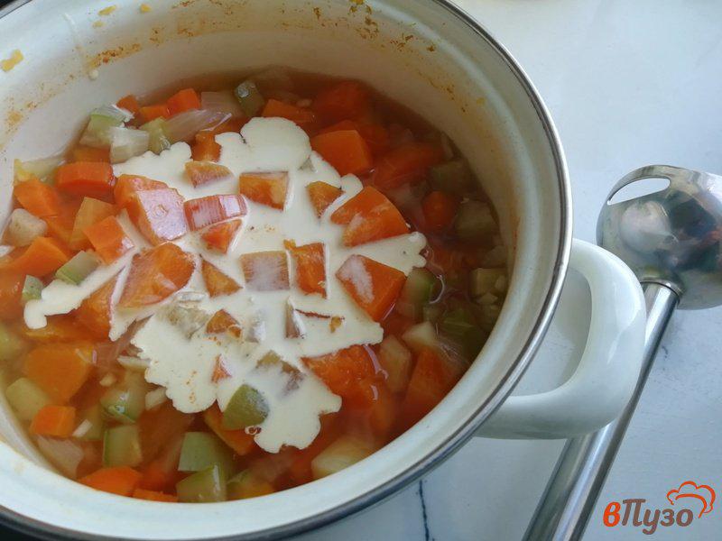 Фото приготовление рецепта: Тыквенный крем-суп с кабачками и креветками шаг №3