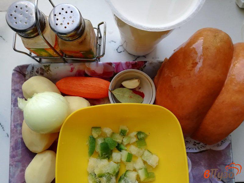 Фото приготовление рецепта: Тыквенный крем-суп с кабачками и креветками шаг №1