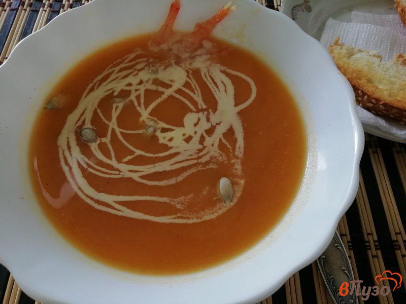 Фото приготовление рецепта: Тыквенный крем-суп с кабачками и креветками шаг №4