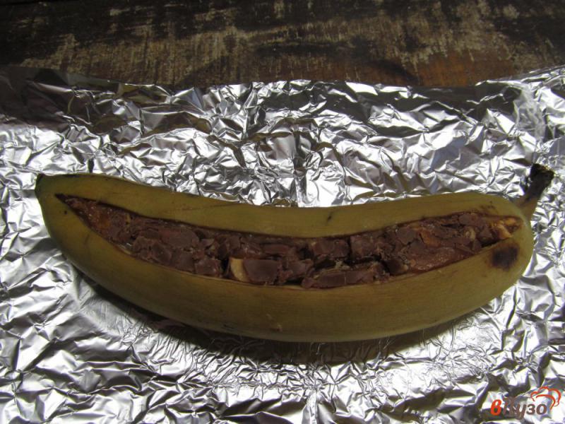 Фото приготовление рецепта: Запеченный банан с шоколадно-ореховой начинкой шаг №3
