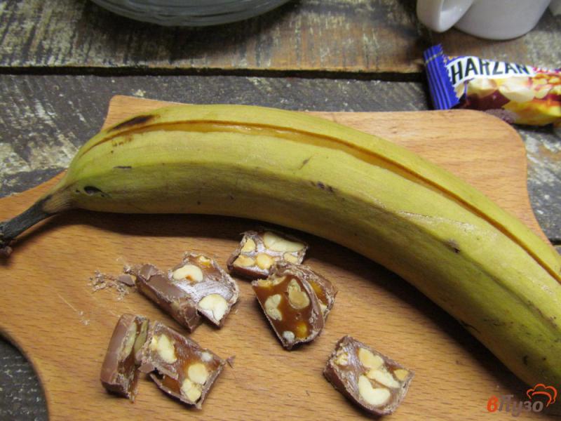 Фото приготовление рецепта: Запеченный банан с шоколадно-ореховой начинкой шаг №2