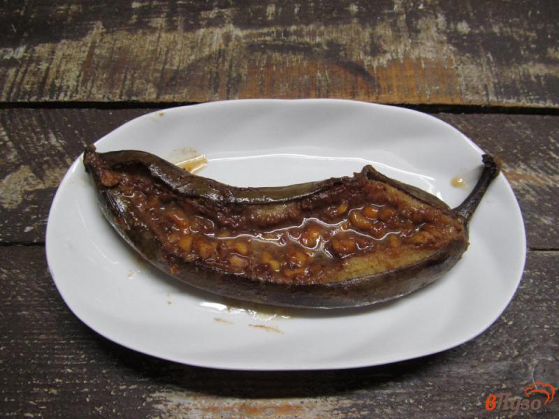 Фото приготовление рецепта: Запеченный банан с шоколадно-ореховой начинкой шаг №4