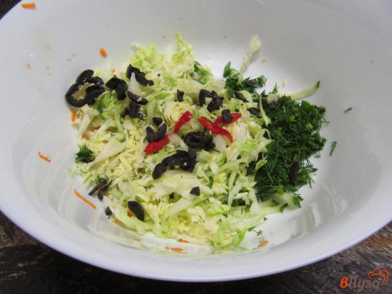 Фото приготовление рецепта: Салат из молодой капусты с оливками шаг №3