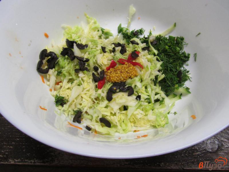 Фото приготовление рецепта: Салат из молодой капусты с оливками шаг №4