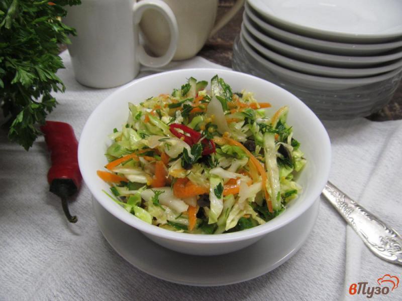 Фото приготовление рецепта: Салат из молодой капусты с оливками шаг №5