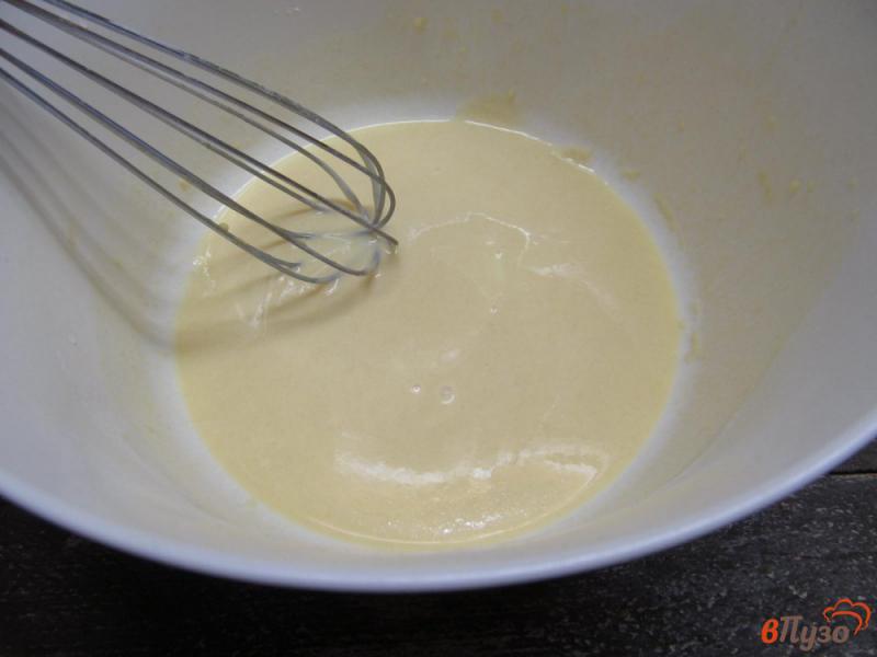 Фото приготовление рецепта: Закусочные кексы из сардельки с редисом и сыром шаг №2
