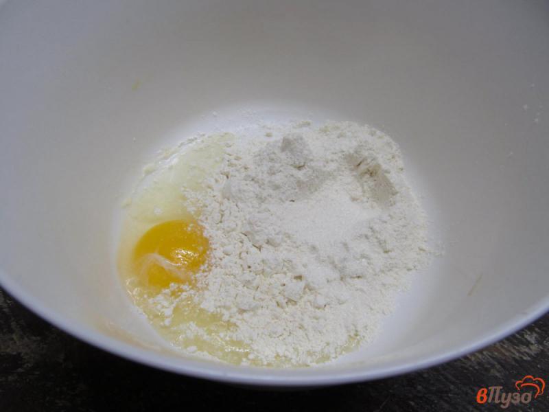 Фото приготовление рецепта: Закусочные кексы из сардельки с редисом и сыром шаг №1