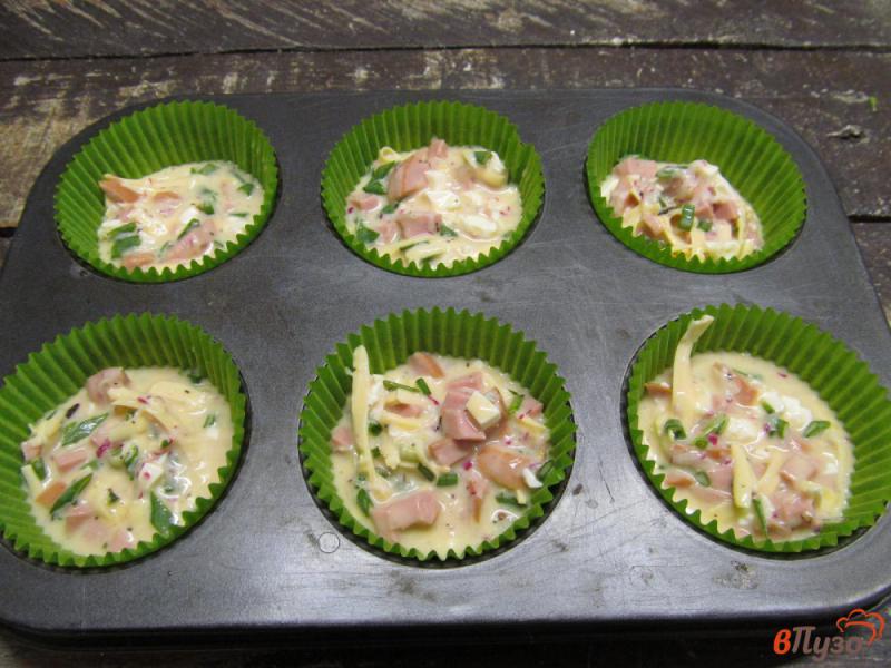 Фото приготовление рецепта: Закусочные кексы из сардельки с редисом и сыром шаг №6