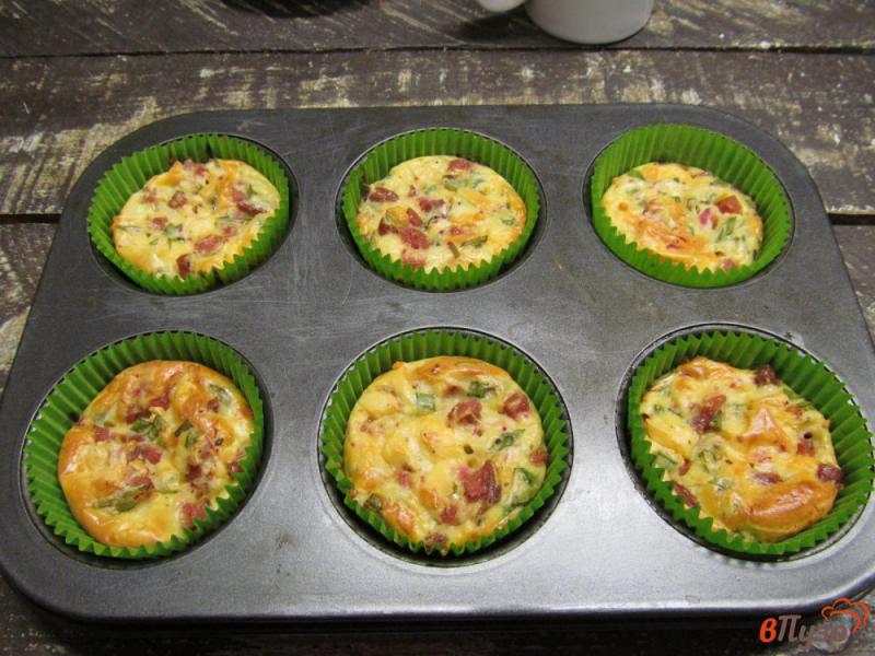 Фото приготовление рецепта: Закусочные кексы из сардельки с редисом и сыром шаг №7