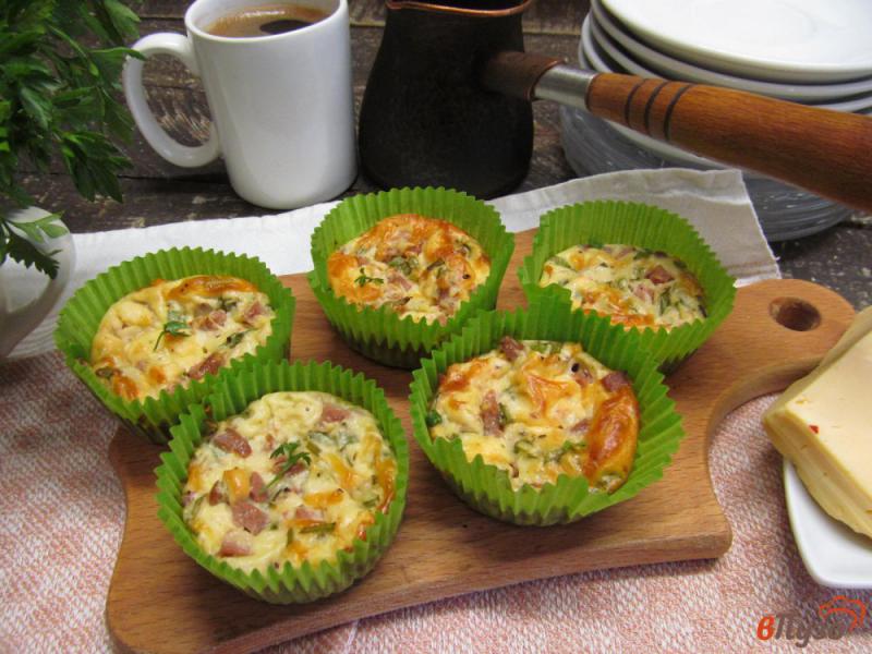 Фото приготовление рецепта: Закусочные кексы из сардельки с редисом и сыром шаг №8