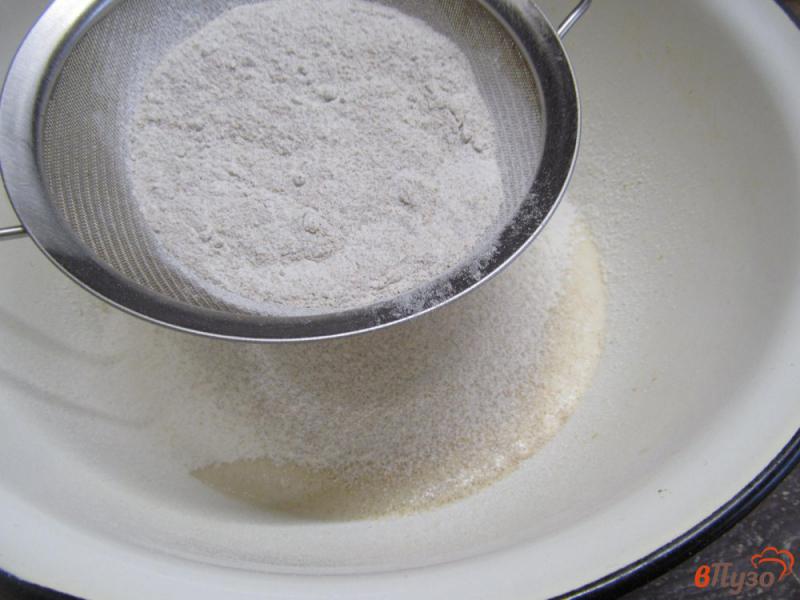 Фото приготовление рецепта: Ржано-пшеничный хлеб с тмином шаг №4