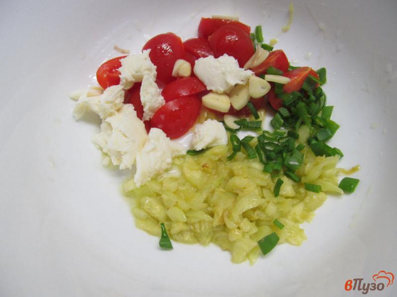 Фото приготовление рецепта: Фаршированные кабачки сыром и помидором черри шаг №3