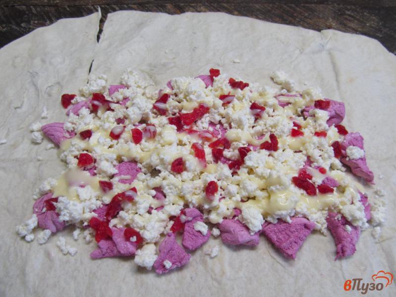 Фото приготовление рецепта: Десертный рулет из лаваша с зефиром и творогом шаг №3