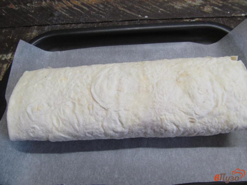 Фото приготовление рецепта: Десертный рулет из лаваша с зефиром и творогом шаг №5