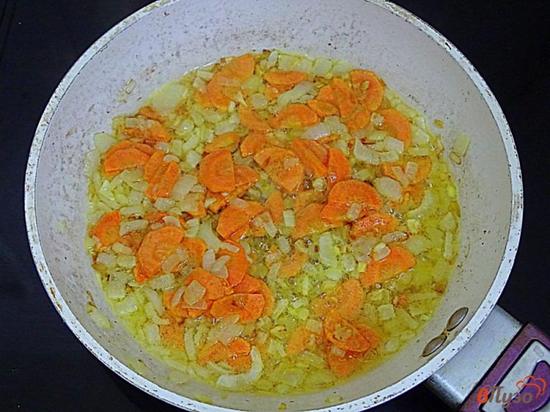 Фото приготовление рецепта: Фасолевый суп с сосисками и перцем шаг №2