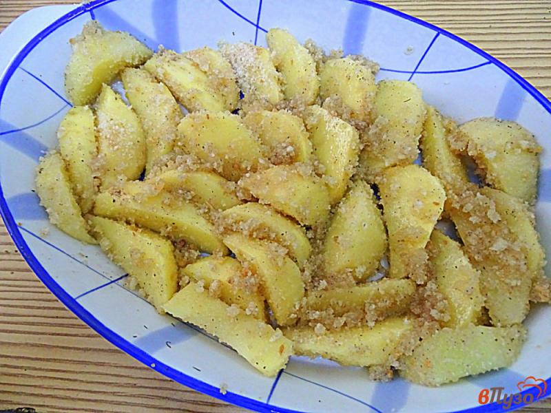 Фото приготовление рецепта: Картофель запеченный в сухарях шаг №4