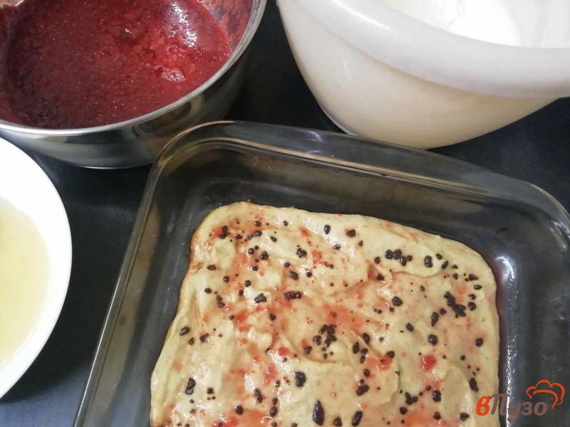 Фото приготовление рецепта: Йогуртовый десерт с клубничным пюре и овсяным бисквитом шаг №3