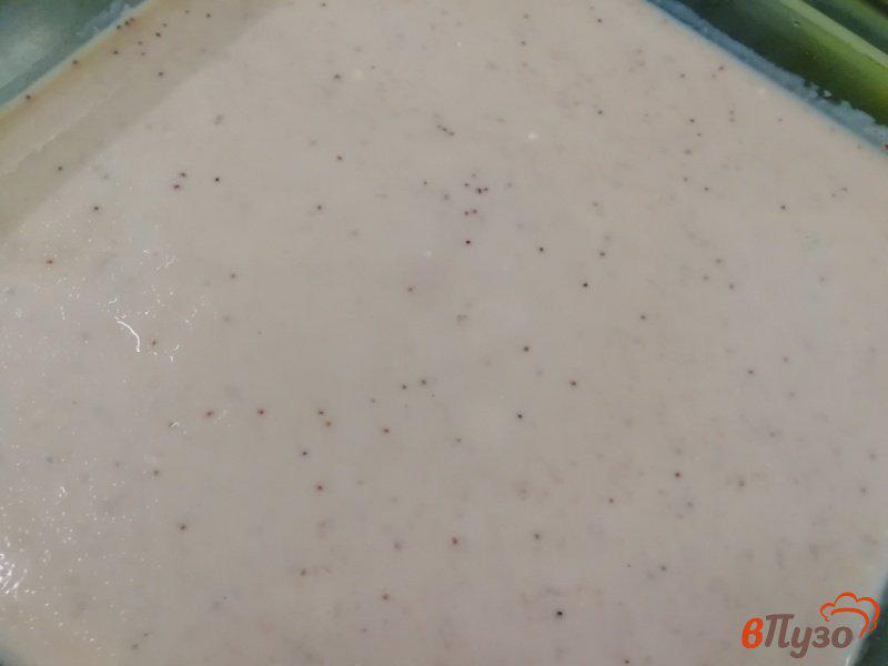 Фото приготовление рецепта: Йогуртовый десерт с клубничным пюре и овсяным бисквитом шаг №4